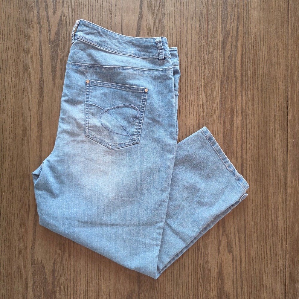Chicos Platinum Denim Crop Jeans Light Wash Blue Size 2 Large Heart Back Pocket